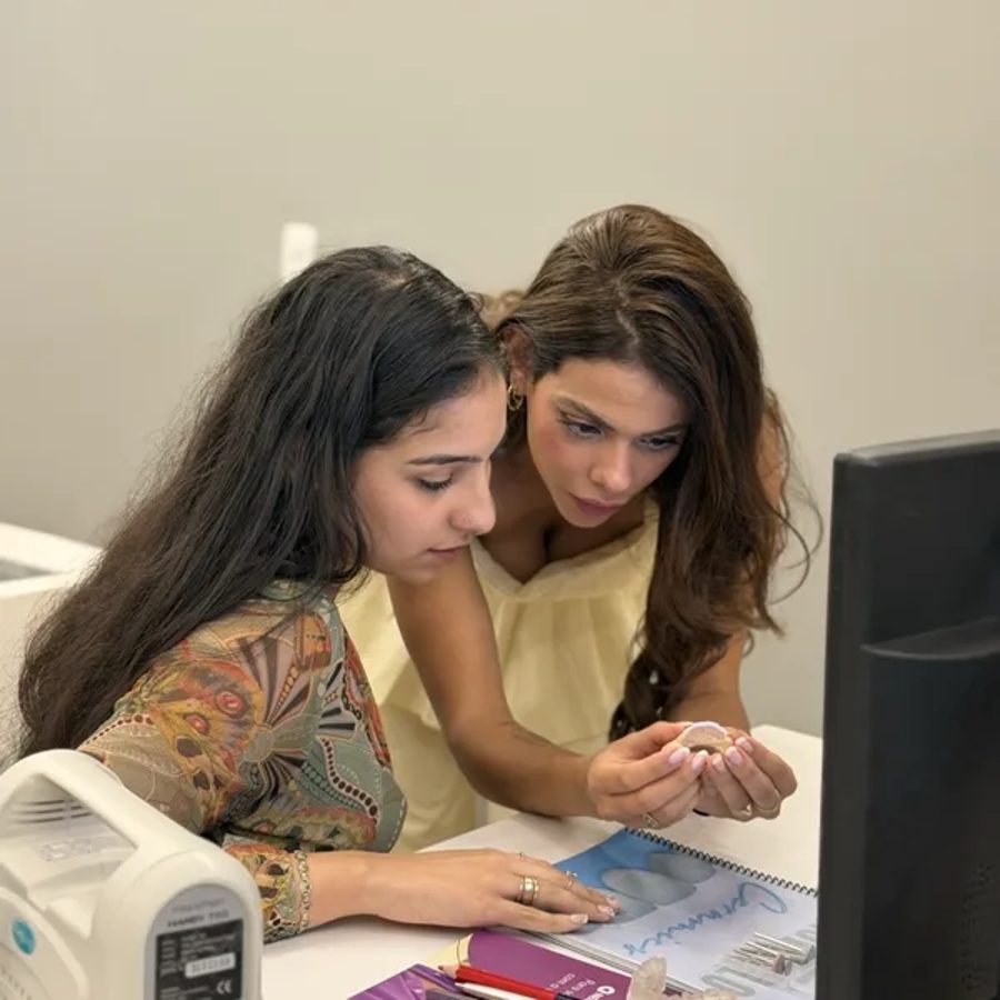 Dra. Sarah orientando uma aluna no laboratório