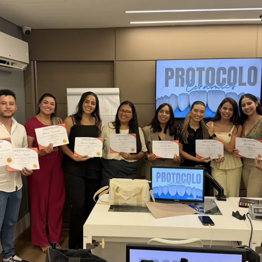 Turma do Protocolo Ceramics com os certificados